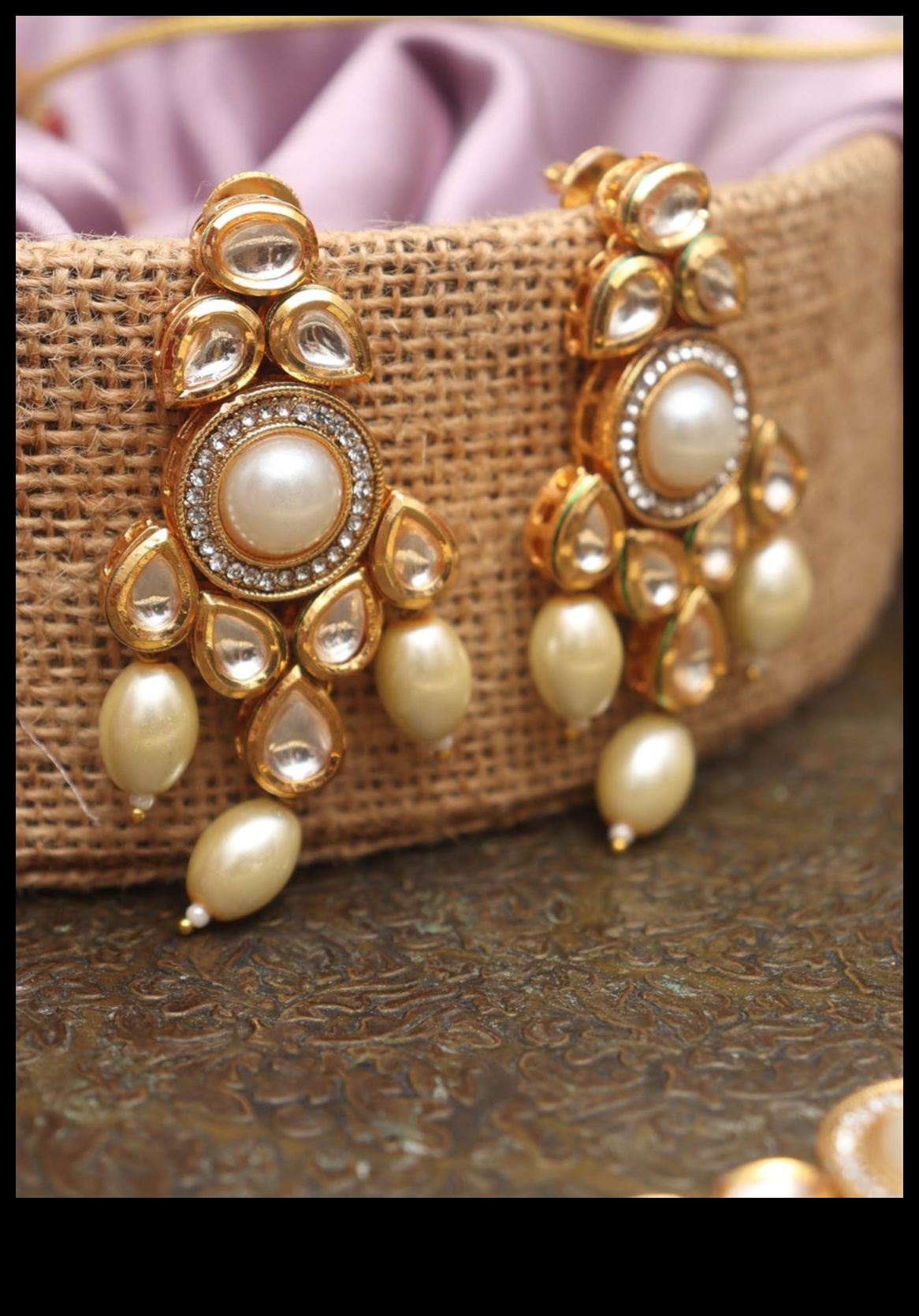 Golded Glam: Λάμψτε πιο φωτεινά με τα πολυτελή μας επιχρυσωμένα τσόκερ