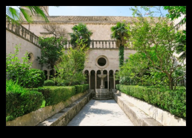 Cloistered Colors: Ζωντανές σκηνές σε γοτθικές μοναστηριακές αυλές