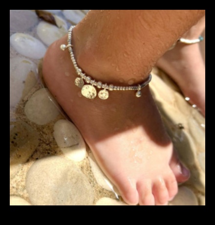 Πλούσιο Oasis: Βουτήξτε στην πολυτέλεια με γοητεία Anklet εμπνευσμένα από Oasis