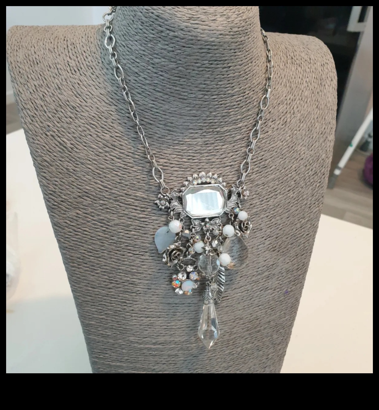 Πλούσια στολίδια: Διακοσμήστε τον εαυτό σας με τις περίτεχνες δημιουργίες μας με κολιέ