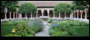 Cloistered Colors: Ζωντανές σκηνές σε γοτθικές μοναστηριακές αυλές