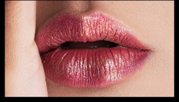 Metallic Marvels: Ενσωμάτωση μεταλλικών λιπ γκλος στο look σας