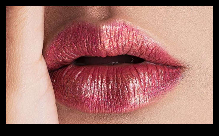 Metallic Marvels: Ενσωμάτωση μεταλλικών λιπ γκλος στο look σας