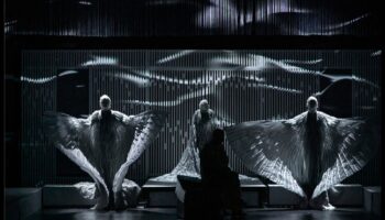 Θεατρικές Υφές: Δράμα και Βάθος στη Σύγχρονη Τέχνη