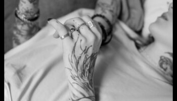 Τατουάζ αλληγορίες: Ξετυλίγοντας συμβολικές αφηγήσεις