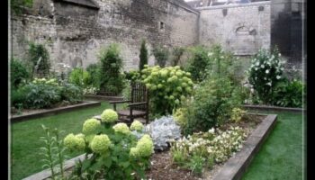 Γοτθικοί Κήποι: Βοτανικές απεικονίσεις σε Μεσαιωνική Καλλιτεχνική Έκφραση