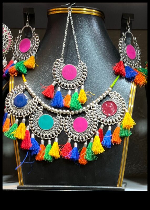 Enchanting Elegance: Φωτίστε το βλέμμα σας με χρυσά κοσμήματα