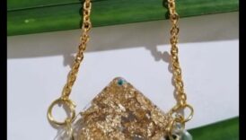 Πλούσια στολίδια: Διακοσμήστε τον εαυτό σας με τις περίτεχνες δημιουργίες μας με κολιέ