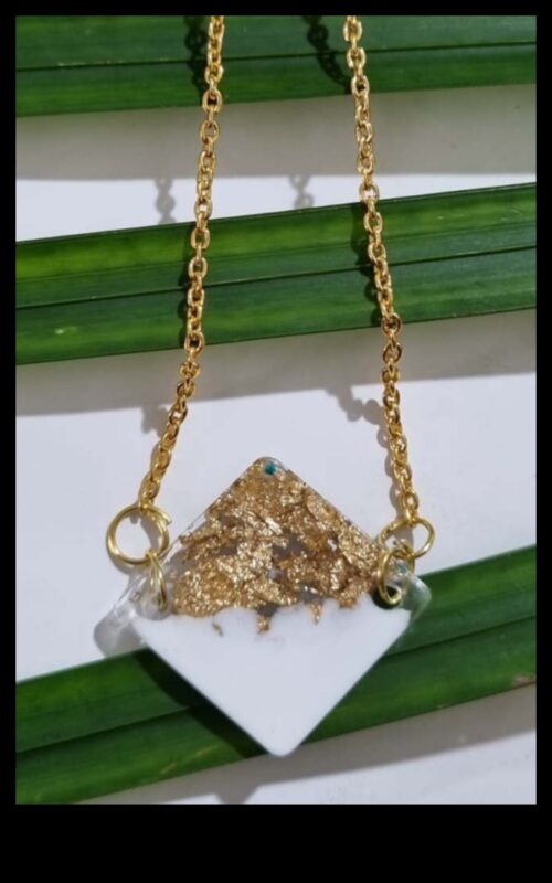 Πλούσια στολίδια: Διακοσμήστε τον εαυτό σας με τις περίτεχνες δημιουργίες μας με κολιέ